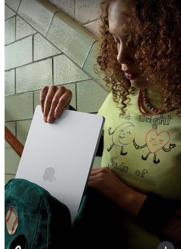 Pessoa usando MacBook